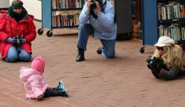 子供の写真を撮る親